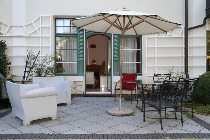Terrasse Altbau-Wohnung, Muenchen-Solln, Prinz-Ludwigs-Hoehe, Eigentumswohnung, Villenkolonie, Terrasse, Park, Denkmalschutz, Isarufer, Stuck, Gästezimmer, Bibliothek, Tiefgarage, Apartment
