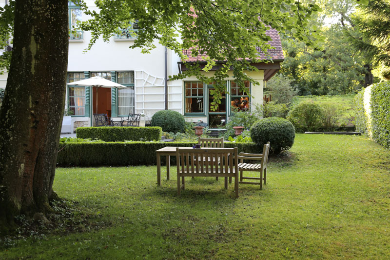 Garten mit Blick zur Terrasse Altbau-Wohnung, Muenchen-Solln, Prinz-Ludwigs-Hoehe, Eigentumswohnung, Villenkolonie, Terrasse, Park, Denkmalschutz, Isarufer, Stuck, Gästezimmer, Bibliothek, Tiefgarage, Apartment