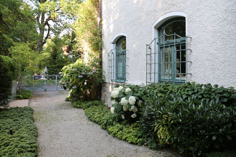 Vorgarten Altbau-Wohnung, Muenchen-Solln, Prinz-Ludwigs-Hoehe, Eigentumswohnung, Villenkolonie, Terrasse, Park, Denkmalschutz, Isarufer, Stuck, Gästezimmer, Bibliothek, Tiefgarage, Apartment